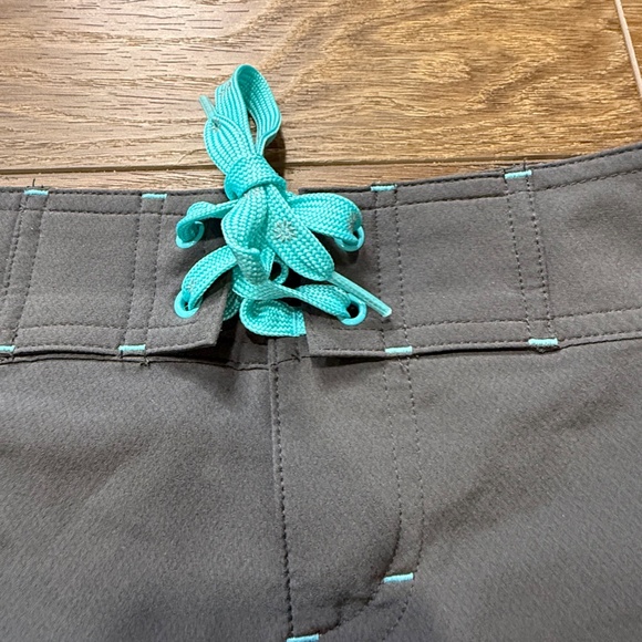 Athleta Women's Clearwater Board Shorts, Gray and Teal, UPF 50+, Size 2 - Picture 5 of 14